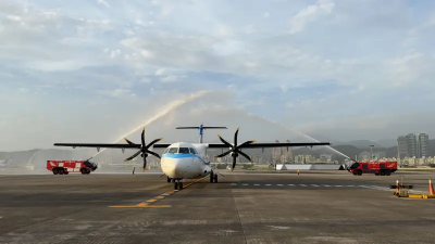 添加永續航空燃油　華信航空ATR新機抵達松山機場