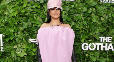 紅毯又被蕾哈娜接管！粉紅雕塑感禮服搭配寶格麗巨石項鍊成全場亮點