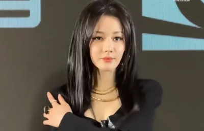 迪麗熱巴也被懷疑是假的！機械式抖肩像克隆人　粉絲驚：這不是她