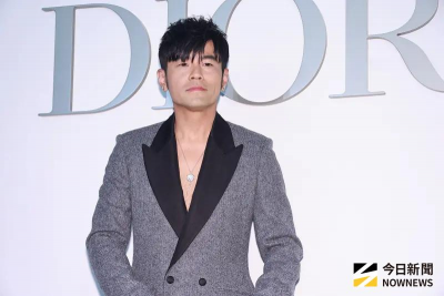 周傑倫挺Dior大露胸肌現身台北101！哄粉絲：新專輯明年三四月出