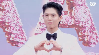 AAA／樸寶劍黑白西裝帥氣現身！360度0死角飯撒　全場舉手機猛拍