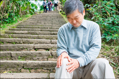男長期膝蓋卡痛 「習慣性髕骨脫臼」惹禍