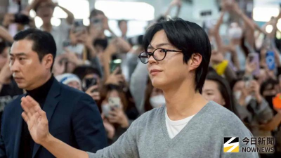 樸寶劍穿白色汗衫台味超濃！一路撿粉絲禮物　上車搖窗戶狂揮手