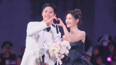 AAA／樸寶劍拋下IU！和「前女友」金裕貞同台　獲頒10週年傳奇CP