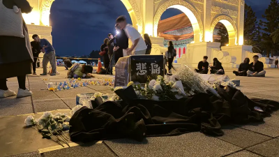 在台港人沉重悼念宏福苑大火！自由廣場排「HK」悼逝者