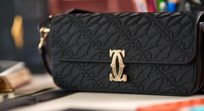 卡地亞C de Cartier玩味多樣色彩 豐富小牛皮包款打點歲末造型 精巧雙C標誌搭扣細膩裝飾