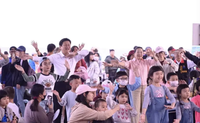 花蓮海邊直擊！傅氏夫妻「悠閒堆石頭」民眾炸鍋：早忘了光復