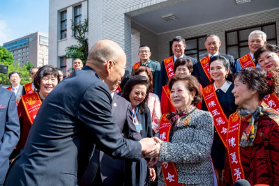 「國民阿嬤」陳淑芳來立院！獲頒好人好事代表　韓國瑜盼善的循環