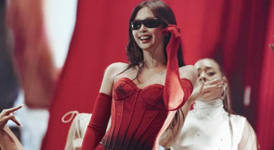 Jennie火焰紅裙辣翻演唱會！近拍後台照「超緊身馬甲」曝豐滿好身材