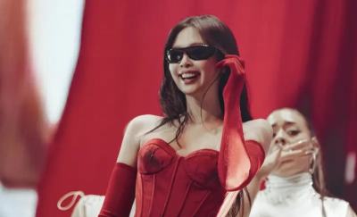 BLACKPINK Jennie全新造型曝光！暗黑系馬甲粉絲看傻：行走紅寶石