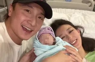 方力申當爸了！葉萱淚崩生女兒　他親剪臍帶心疼喊：媽媽好偉大