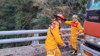 找到了！84歲女騎士自撞三地門大橋墜10樓高溪谷　送醫不治