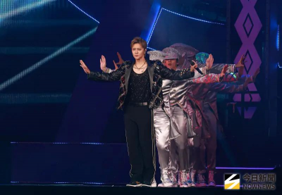 羅志祥爆發綜藝魂！唱神曲忘走位　見粉絲搶卡片喫醋：撿完再叫我