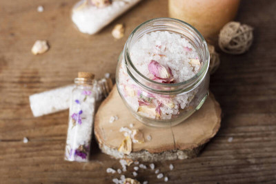 泡澡愛用沐浴鹽？ 醫揭3大地雷恐傷膚