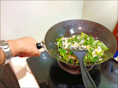 新手廚師 炒飯炒到媽媽手
