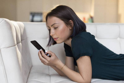 低頭族脖子僵硬又頭暈  4招自測「手機頸」