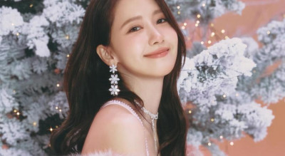 潤娥被讚是溫柔女友系天花板！粉紅色洋裝配蕾絲絲襪讓人眼睛變愛心