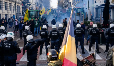 歐洲農民開拖拉機、傾倒農產品示威！民眾趁亂撿免費馬鈴薯