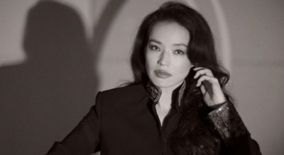 只有舒淇能這麼慵懶性感！身披黑色低胸洋裝配上爆炸頭髮型再掀熱話