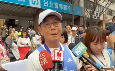 台北馬完賽！富邦蔡明忠勉勵年輕人要「堅持」　樂觀看明年經濟