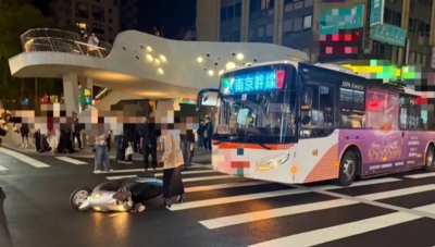 誠品南西店外又有狀況！公車撞機車1人送醫　一旁正是悼念人潮