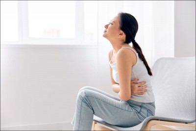 女大生腹痛體虛、皮膚指甲變黑 罹患罕見愛迪生症