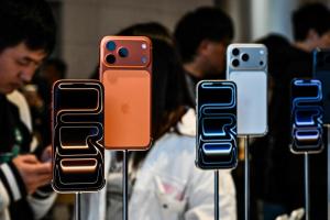 死對頭大力相挺！傳三星助攻蘋果、確保 iPhone 18 不缺料