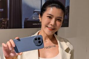 全球首款 RICOH GR 影像手機登台！單指下滑秒開街拍模式