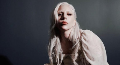 女神卡卡身披薄紗洋裝拍大片性感預告！宣布耶誕夜將舉行線上演唱會