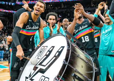 NBA影／文班亞馬帶頭打造馬刺勝利儀式　「雷霆擊掌」成聖城象徵