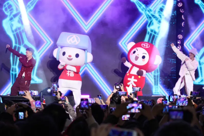 鼓鼓、蕭秉治聖誕節秀神技！邊唱邊簽名沒落拍　粉絲緊貼尖叫炸翻