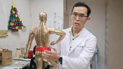幼時扭傷影響到30歲！右半身痛到難走路 針灸、徒手矯正痊癒