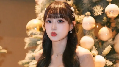 邊荷律太會了！聖誕樹前一彎腰畫面香到爆　5萬多人眼睛喫冰淇淋