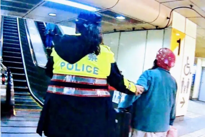 乘客驚慌！頂溪捷運站爆6旬婦人崩潰咆哮衝突　永和警3分鐘到場