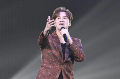 李聖傑唱歌女粉絲亂入！衝上台緊緊牽手　他沒甩開淡定反應被讚爆