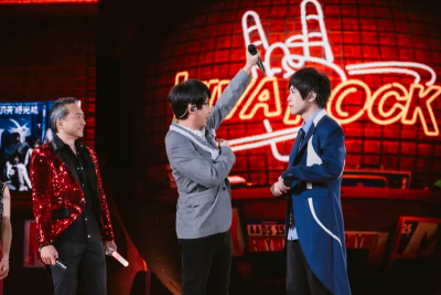 阿信手貼OK繃帥氣開唱！瑪莎凸槌　他吐槽：我敲到頭還是比你厲害