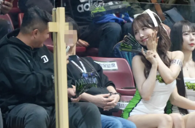 三上悠亞突坐球迷旁邊！他臉紅不敢直視　全場羨慕：最幸運的男人