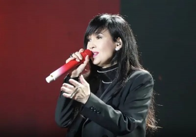 58歲周慧敏驚現雙下巴！玉女掌門需攙扶上台　健康引發憂慮