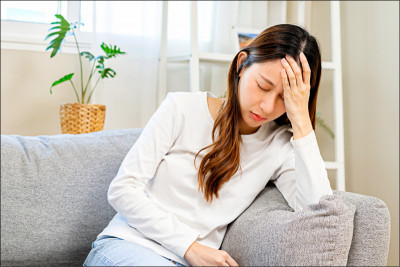 強震過後暈不停 按壓耳穴緩解不適