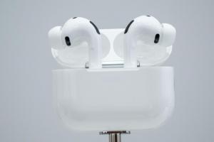 不是只有純白色！蘋果鮮艷款 AirPods 真實樣貌曝光