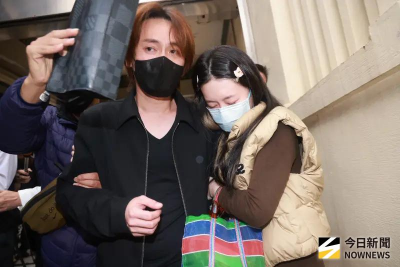 曹西平遺體相驗結束！天空突下暴雨　Jeremy神情哀戚、快步離開