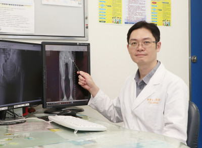 髖關節二度手術走路卡卡30年  微創置換術讓她不再痛