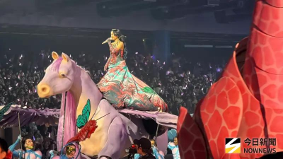 直擊／蔡依林搭粉紅飛馬穿越小巨蛋！4萬人看傻：你們把我唱哭了