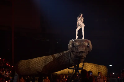 蔡依林變暗黑女祭司！乘30公尺巨蟒登場　3層樓高公牛衝破大巨蛋