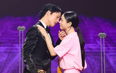 張基龍、安恩真得最佳情侶！台上差點親下去　深情對望甜翻全場