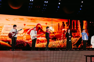 五月天跨年夜陪粉絲倒數！放火花高唱〈笑忘歌〉：傷心的都忘記了