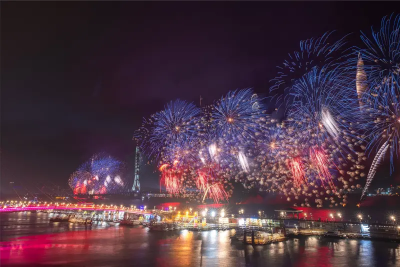 圖輯／淡水漁人碼頭13分14秒跨年煙火綻放！美圖一次看　2026來了