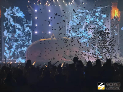 蔡依林元旦舞台豪撒紙鈔！貪婪金豬空運來台　3600萬成本貴嚇人