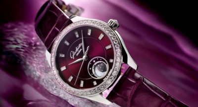 格拉蘇蒂原創小夜曲腕錶穿新裝 紫色天鵝絨款映照月相詩意 鑽石錶圈與時標構築高貴美感