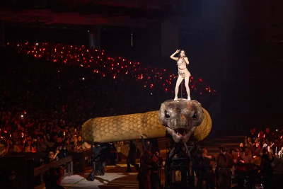 蔡依林巡演揭密！坐機車後座跑場　歌迷驚：媽咪還很chill的喝水